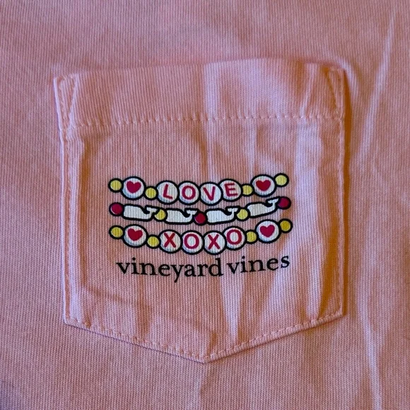 Vineyard Vines Flamingo Taylor&Travis IN OUR WEDDING ERA SS Pocket Tee ๐ - Picture 3 of 9